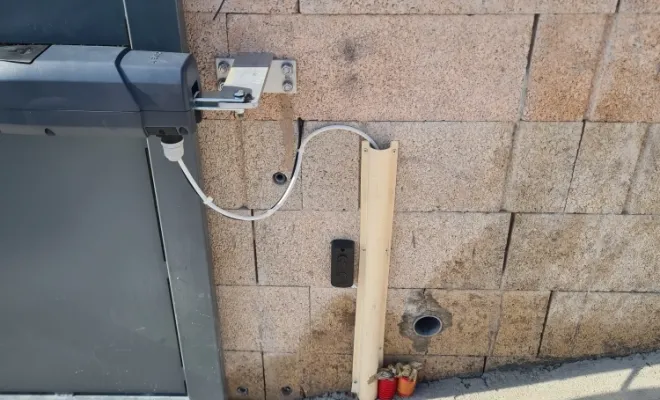 GMC HABITAT est intervenu pour réaliser l'installation d'un portail battant en acier avec la motorisation a PIERREFEU, Toulon, GMC HABITAT