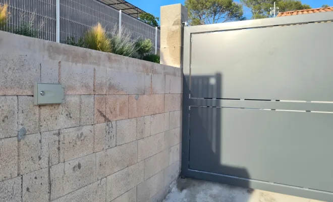 GMC HABITAT est intervenu pour réaliser l'installation d'un portail battant en acier avec la motorisation a PIERREFEU, Toulon, GMC HABITAT